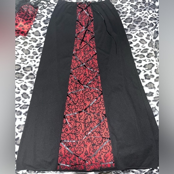 Morbid threads skirt - Picture 2 of 2